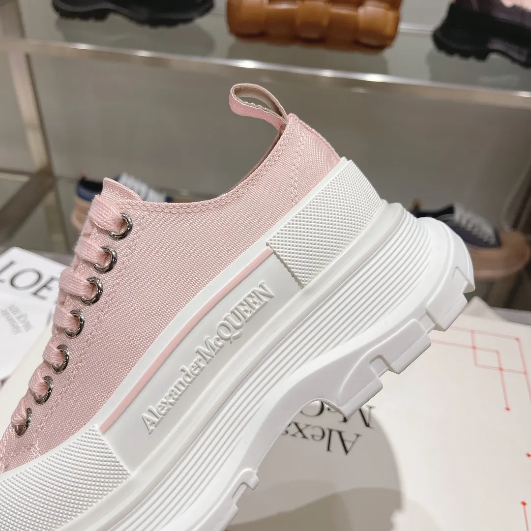 👟👟Ex-factory price 580👟👟 The latest version of Alexander McQueen's men's and women's couple's model is a hot item👑Purchase version original version 1:1 Fabric: Original imported waterproof canvas Lining: Imported water-resistant sheepskin, strong, stain-resistant and breathable. Insole: Imported silk lining Outsole: TPU multi-layer original combination sole (not the ordinary sole on the market) Packaging: Comes with original shoe box, cloth bag, certificate card Code number: 34-45
